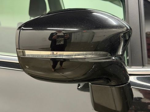 Used 2021 Chrysler Pacifica Touring w/ Cold Weather Group FWD image 16