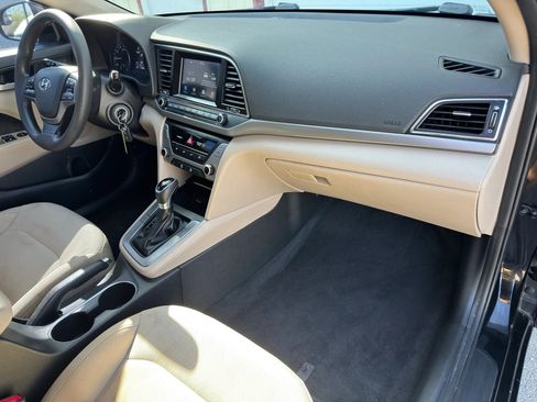 Used 2017 Hyundai Elantra SE image 14