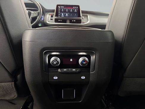 Used 2024 GMC Yukon SLT AWD/4WD image 28
