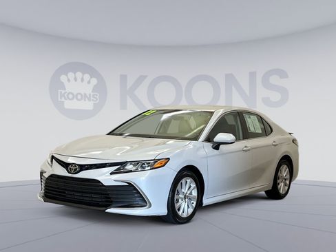 Used 2022 Toyota Camry LE image 1