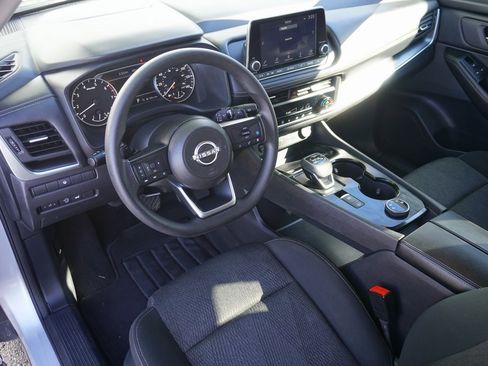 Used 2024 Nissan Rogue SV image 10