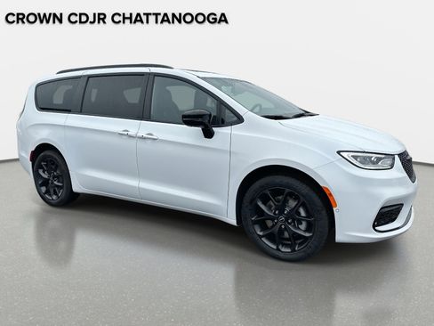 New 2026 Chrysler Pacifica Limited w/ S Appearance Package AWD/4WD image 2