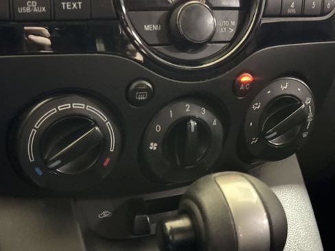 Used 2014 MAZDA MAZDA2 Sport FWD image 15