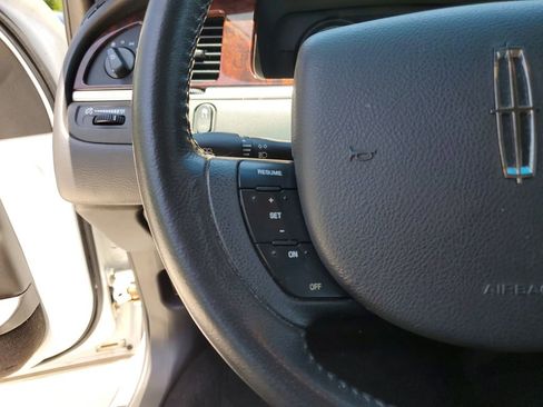 Used 2010 Lincoln Town Car Signature Limited RWD image 22