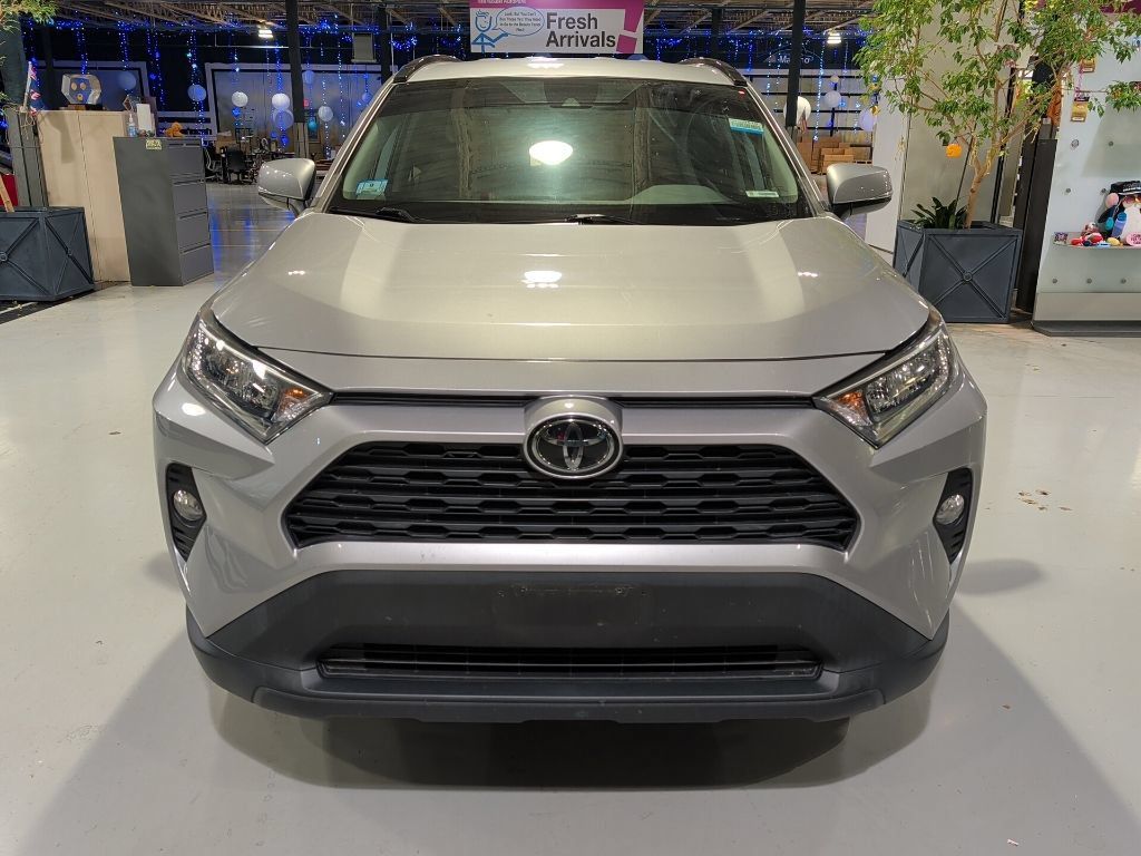 Used 2020 Toyota RAV4 XLE AWD/4WD image 2