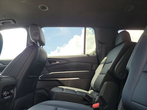 Used 2025 Chevrolet Traverse LT FWD image 17