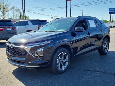 Used 2024 Chevrolet Trax LT w/ LT Convenience Package FWD image 2