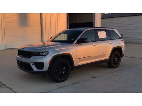 Used 2024 Jeep Grand Cherokee Altitude image 4