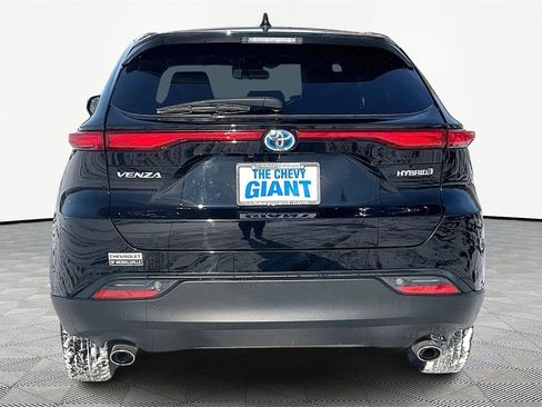 Used 2022 Toyota Venza LE image 6