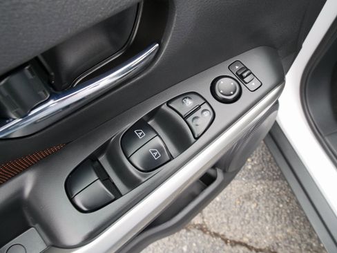 Used 2019 Nissan Kicks SR w/ Exterior Package image 16