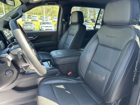 Used 2025 GMC Yukon XL Denali AWD/4WD image 15
