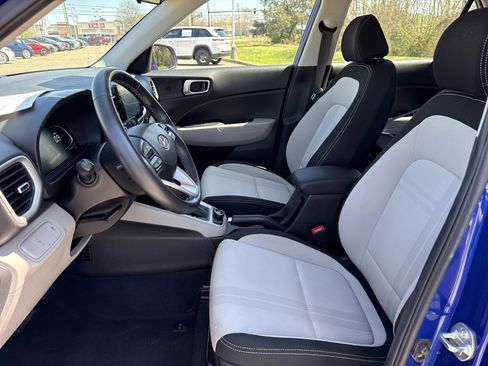 Used 2024 Hyundai Venue SEL image 11
