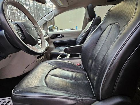 Used 2020 Chrysler Pacifica Limited image 21