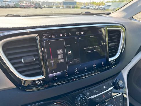 Used 2024 Chrysler Pacifica Touring-L FWD image 26