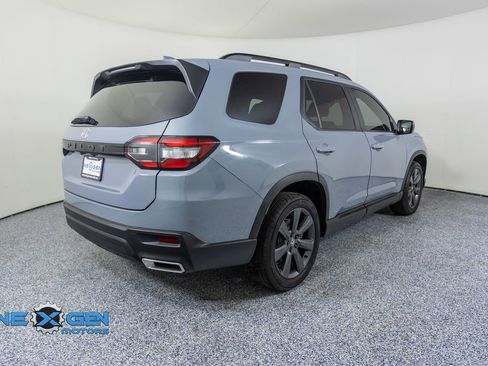 Used 2025 Honda Pilot Sport image 7