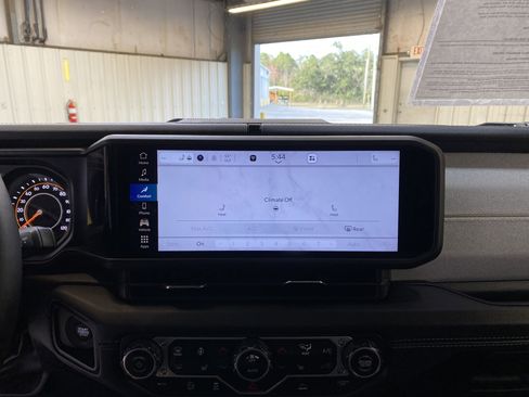 Used 2025 Jeep Wrangler Sahara image 39