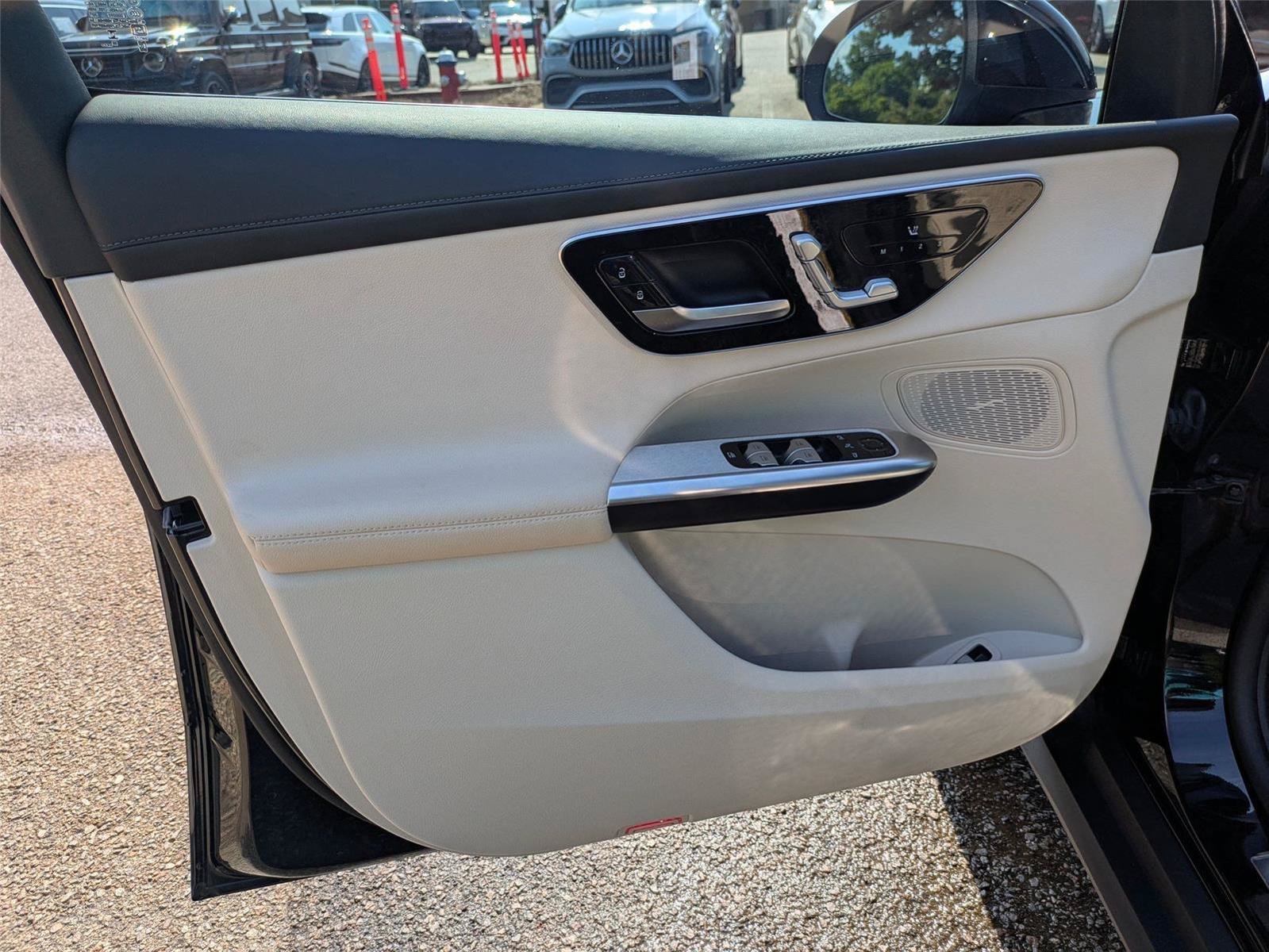 Used 2024 Mercedes-Benz GLC 300 4MATIC image 12
