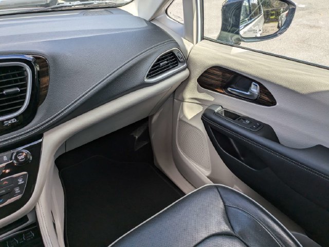 Used 2023 Chrysler Pacifica Limited FWD image 23