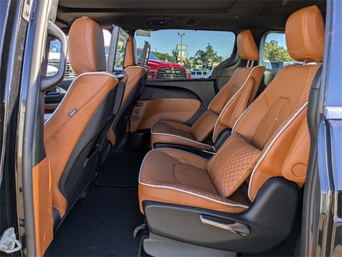 New 2026 Chrysler Pacifica Pinnacle image 16