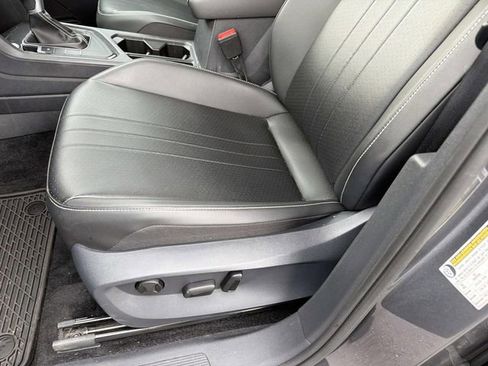 Used 2024 Volkswagen Tiguan SE w/ Panoramic Sunroof Package FWD image 22