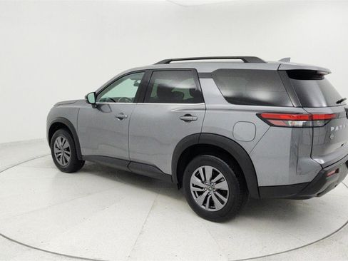 Used 2025 Nissan Pathfinder SV image 2
