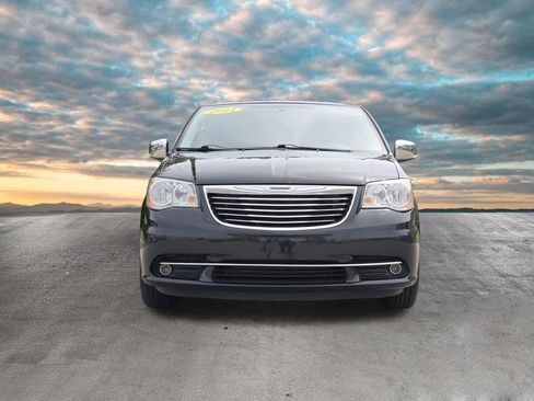Used 2014 Chrysler Town & Country Touring-L w/ Trailer Tow Group FWD image 3
