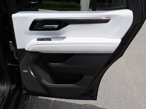 Used 2025 Chevrolet Tahoe Premier AWD/4WD image 36