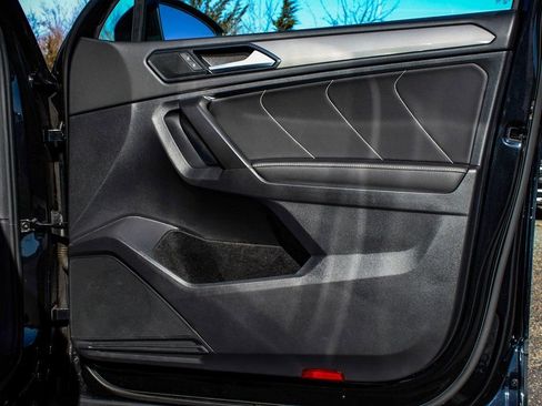 Used 2022 Volkswagen Tiguan SE w/ Panoramic Sunroof Package image 13