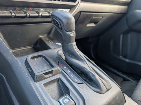 Used 2024 Chevrolet Colorado W/T image 10