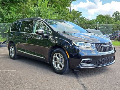 Used 2022 Chrysler Pacifica Limited w/ Uconnect Theater Family Group