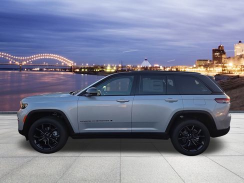 New 2025 Jeep Grand Cherokee Limited w/ Trailer Tow Package AWD/4WD image 2