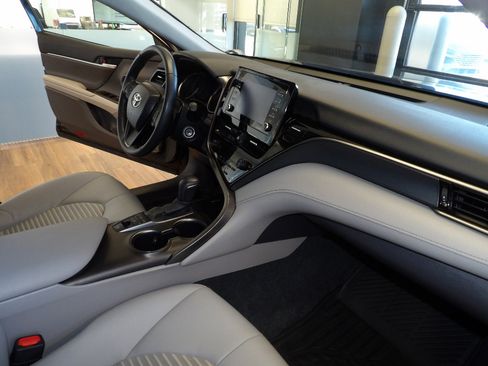 Used 2024 Toyota Camry SE image 14