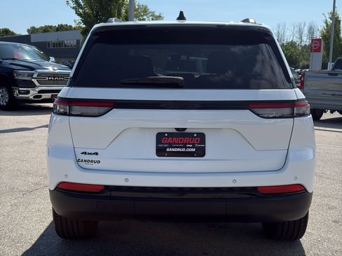 Used 2024 Jeep Grand Cherokee Altitude AWD/4WD image 7