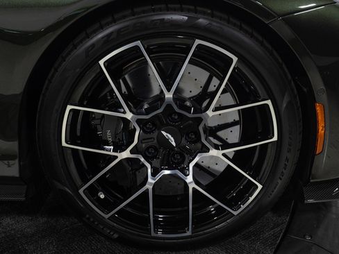 Used 2025 Aston Martin Vanquish image 31