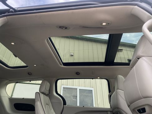 Used 2020 Chrysler Pacifica Limited image 8