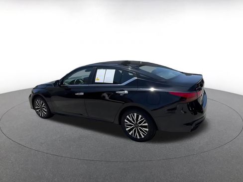Used 2025 Nissan Altima 2.5 SV FWD image 11