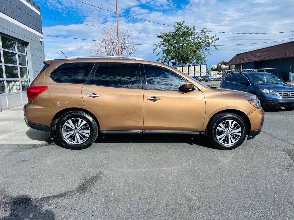 Used 2017 Nissan Pathfinder SL w/ SL Tech Package AWD/4WD image 8