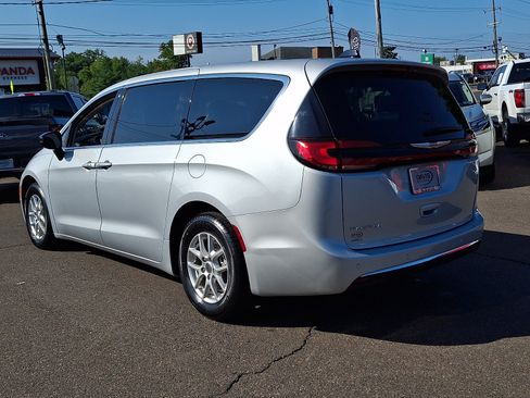Used 2024 Chrysler Pacifica Touring-L FWD image 6