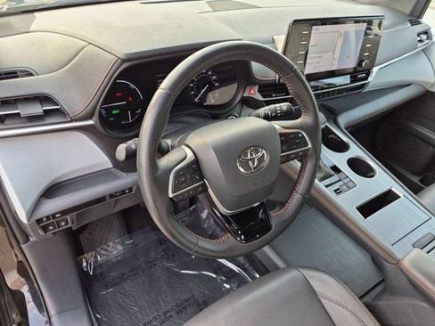 Used 2021 Toyota Sienna XSE FWD image 11
