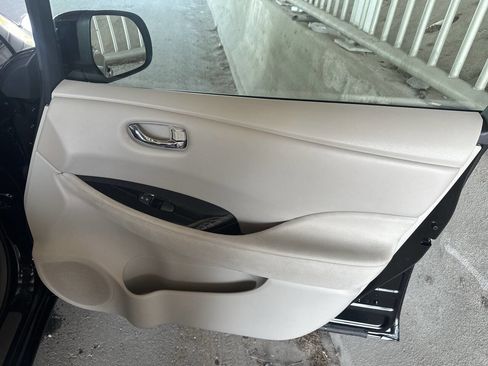 Used 2011 Nissan Leaf SL image 21