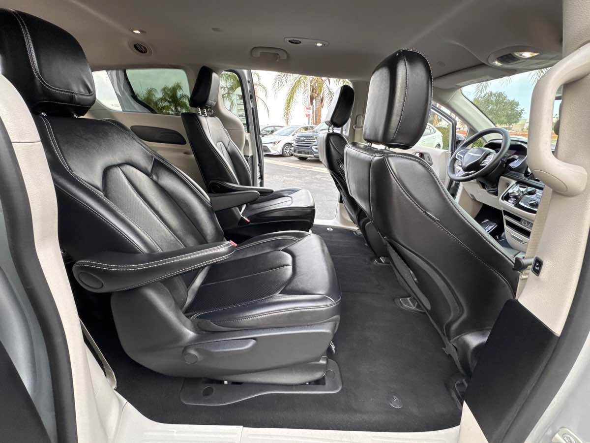 Used 2024 Chrysler Pacifica Limited FWD image 23