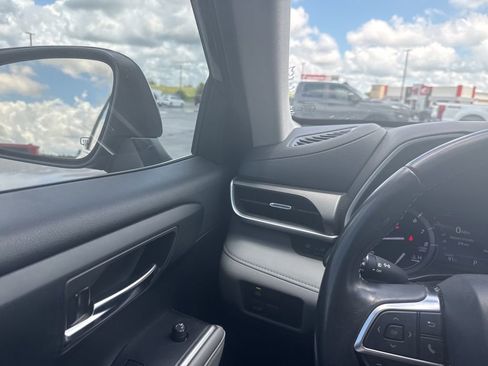 Used 2021 Toyota Highlander XLE FWD image 22