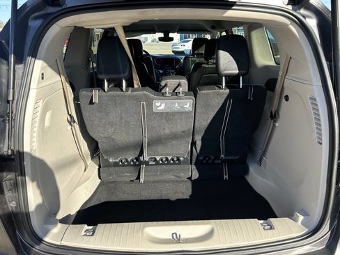 Used 2020 Chrysler Pacifica Touring-L image 9