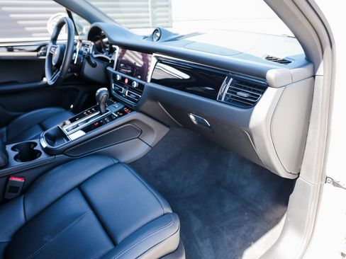 Certified 2025 Porsche Macan Turbo image 27