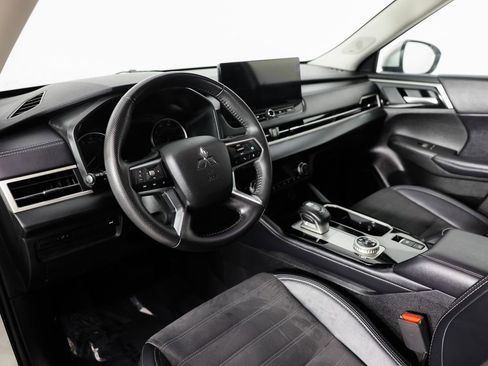 Used 2025 Mitsubishi Outlander SE image 24