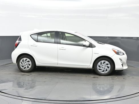 Used 2016 Toyota Prius C One image 7