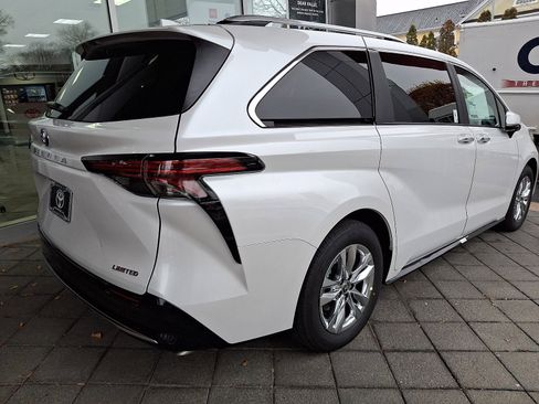 New 2025 Toyota Sienna Limited image 4