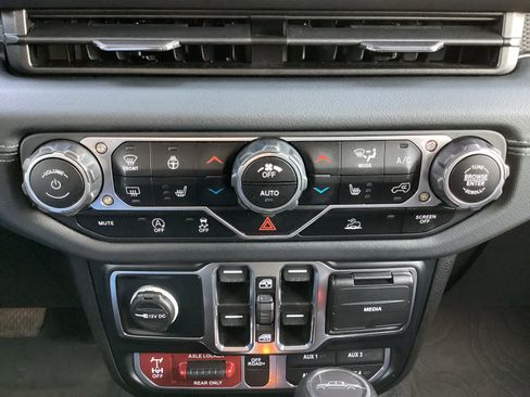 Used 2024 Jeep Gladiator Mojave w/ Technology Group image 22