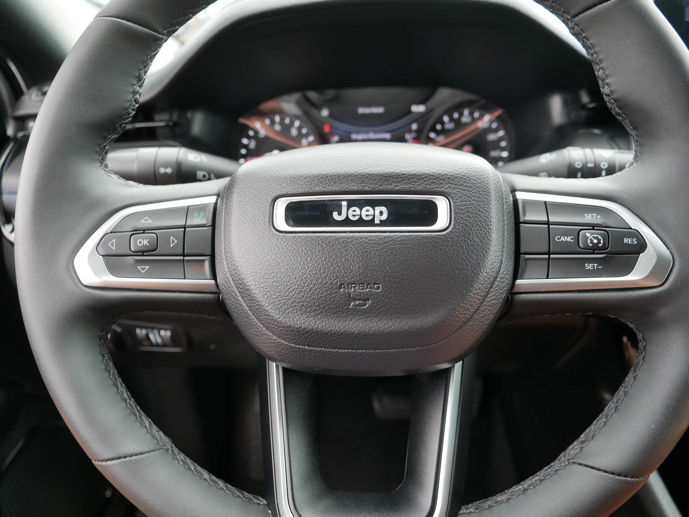 Used 2025 Jeep Compass Latitude w/ Convenience Group AWD/4WD image 25