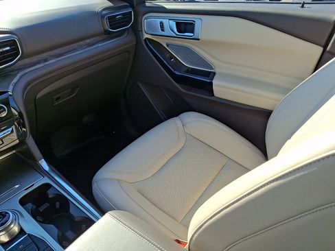 Certified 2021 Ford Explorer Platinum w/ Premium Technology Package image 16